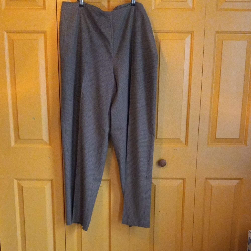 Avenue Women's Brown/Hounds Tooth Print Dress Pants.